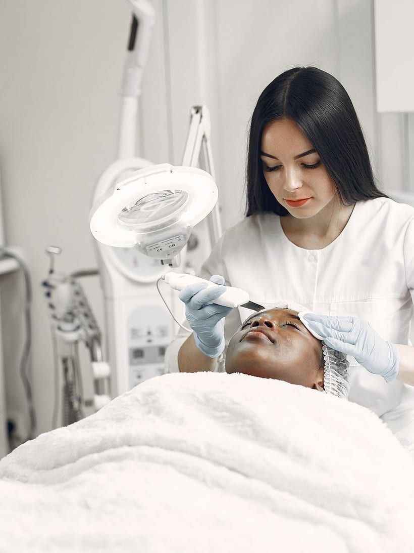 Tratamento facial de estética numa clínica